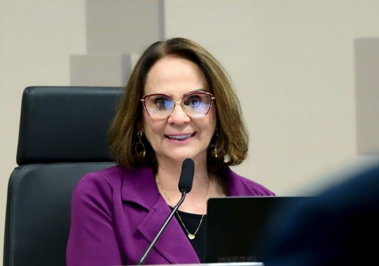 Sancionada lei de Damares Alves que amplia licença-maternidade em casos de internação da mãe ou do bebê