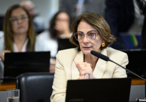 Com relatoria de Damares Alves, passe livre interestadual para pacientes com câncer avança no Senado