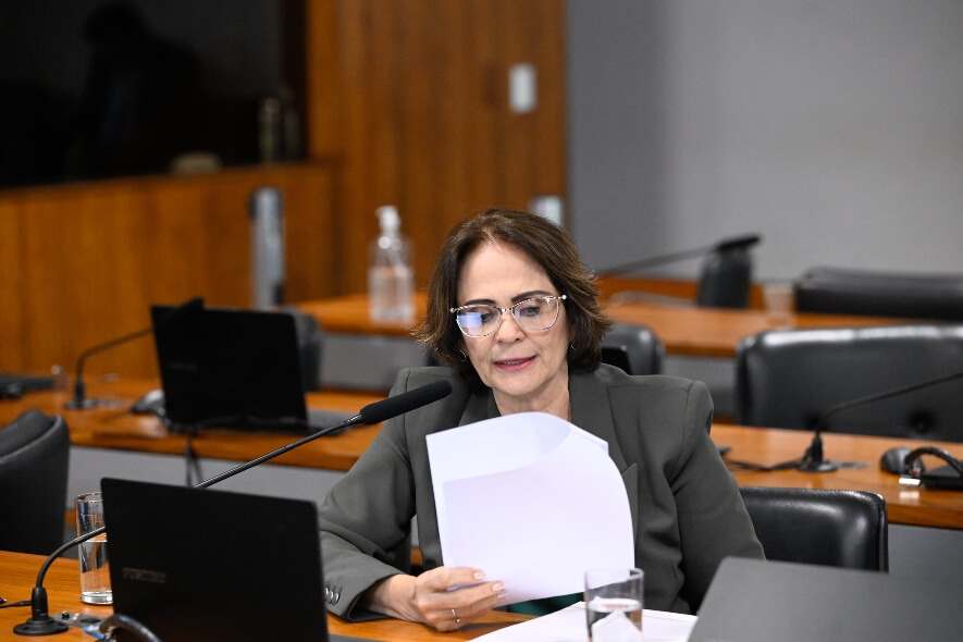 Damares Alves relata projeto que amplia divulgação de combate à violência contra a mulher em “A Voz do Brasil”