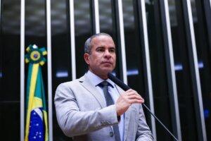 Projeto de Fred Linhares que cria “Faixa Azul” para motos avança na Câmara