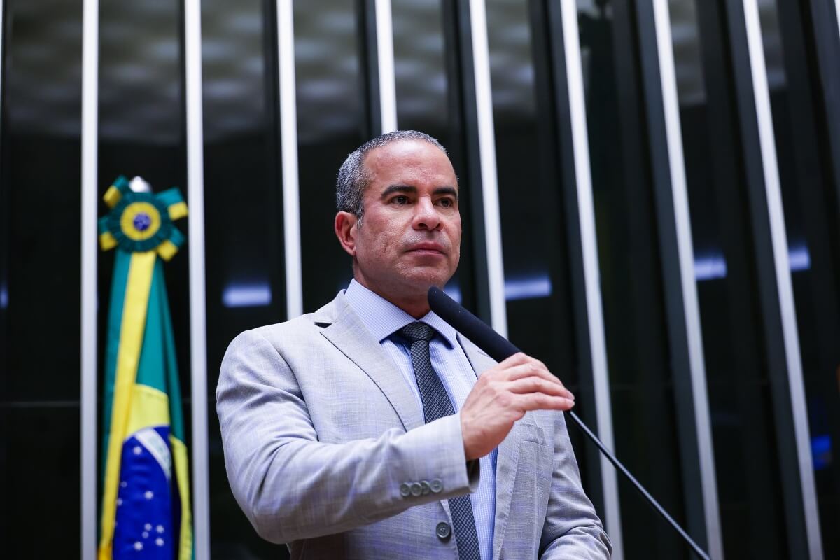 Projeto de Fred Linhares que cria “Faixa Azul” para motos avança na Câmara