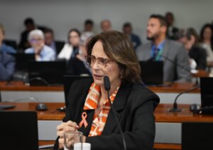 Damares Alves defende atendimento integral para mulheres com endometriose no SUS