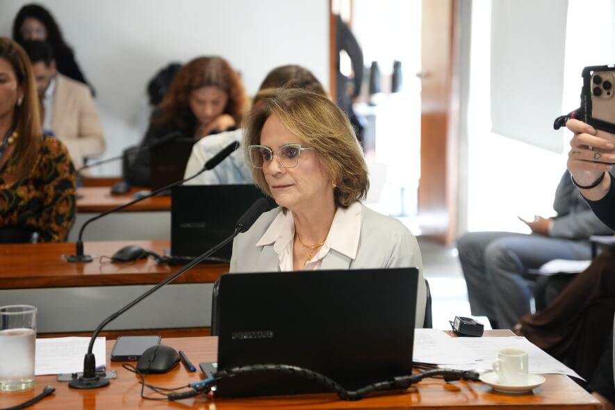 Damares Alves defende aleitamento materno e cobra mais apoio às mães em audiência no Senado