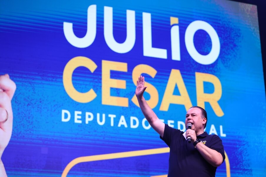 Julio Cesar reúne mais de 10 mil apoiadores e mostra força em lançamento de candidatura